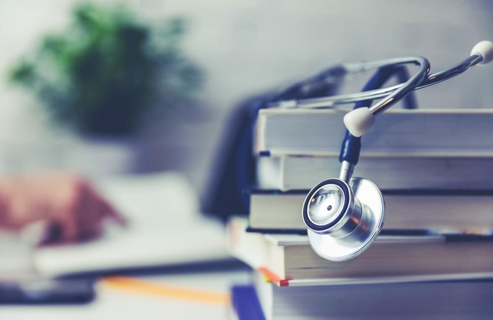 Stéthoscope posé sur des livres
