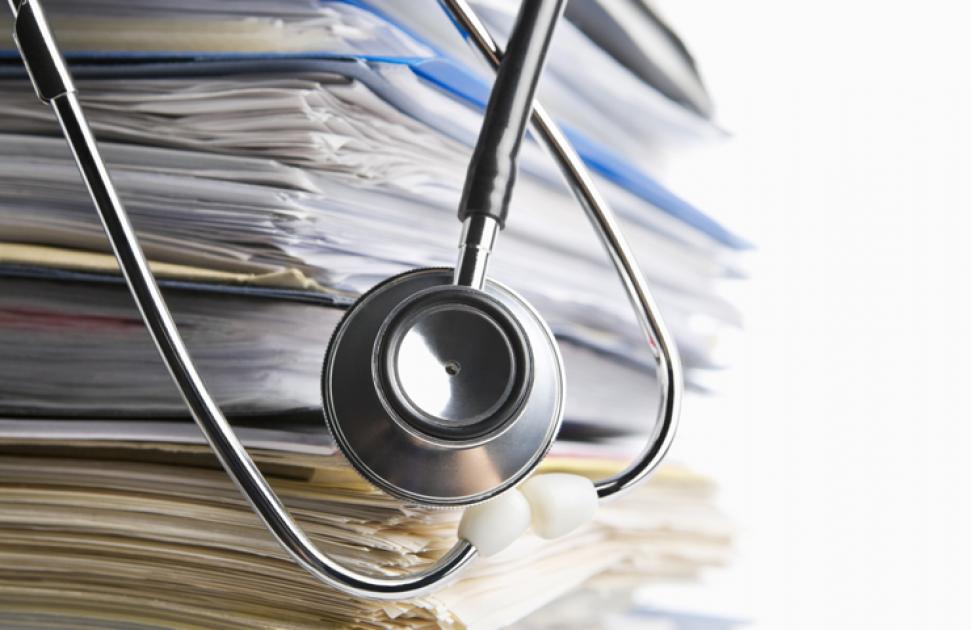 Pile de dossiers avec stéthoscope