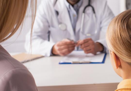 Fillette en consultation chez un généraliste